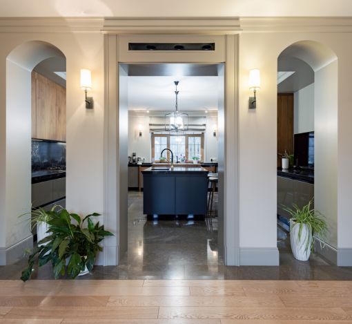 Дом с теннисным кортом в Пламя