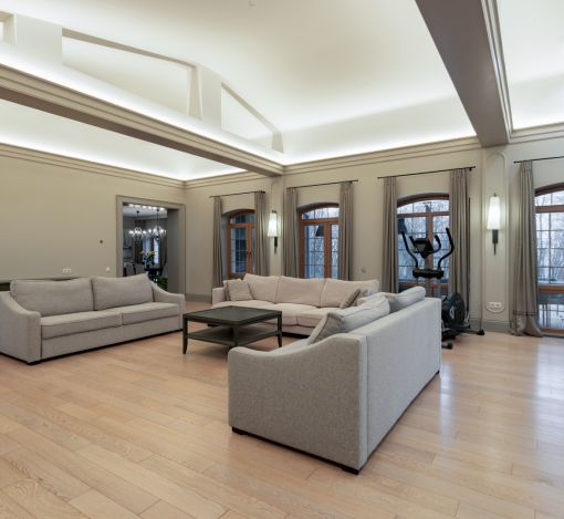 Дом с теннисным кортом в Пламя