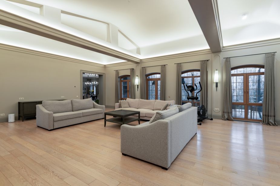 Дом с теннисным кортом в Пламя