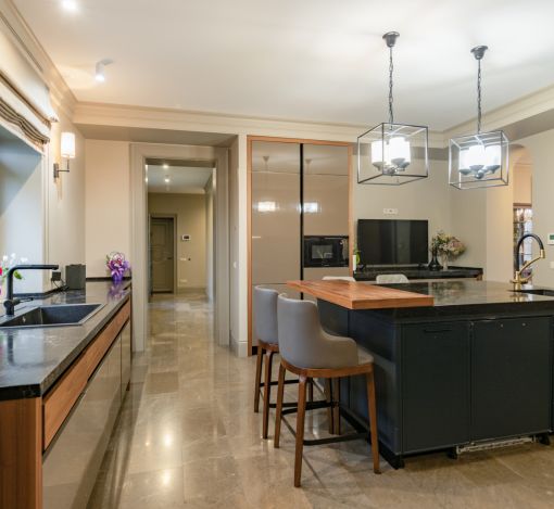 Дом с теннисным кортом в Пламя