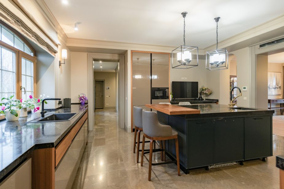 Дом с теннисным кортом в Пламя