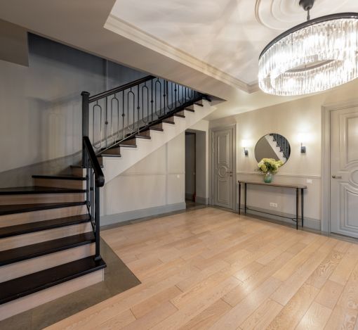 Дом с теннисным кортом в Пламя