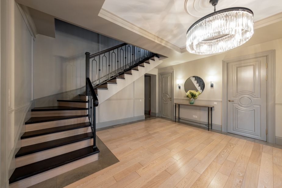 Дом с теннисным кортом в Пламя