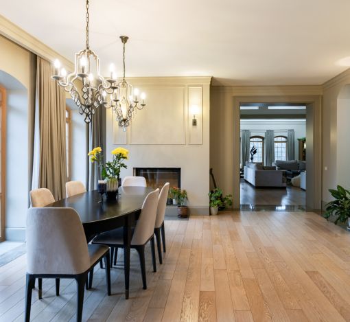 Дом с теннисным кортом в Пламя