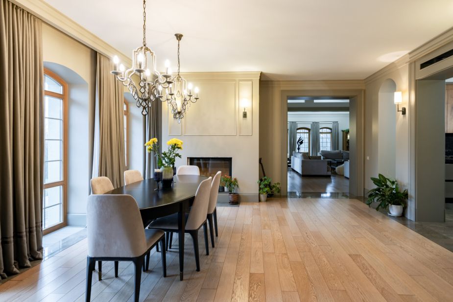 Дом с теннисным кортом в Пламя