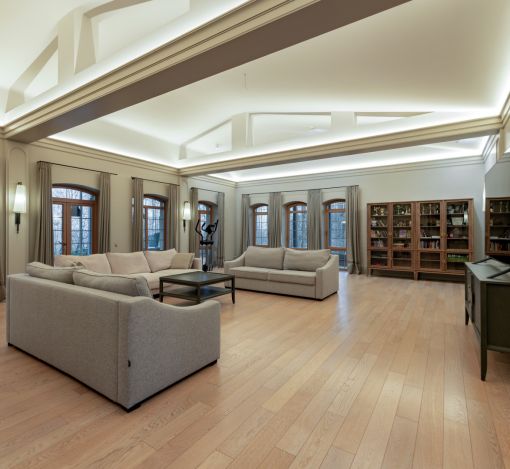 Дом с теннисным кортом в Пламя