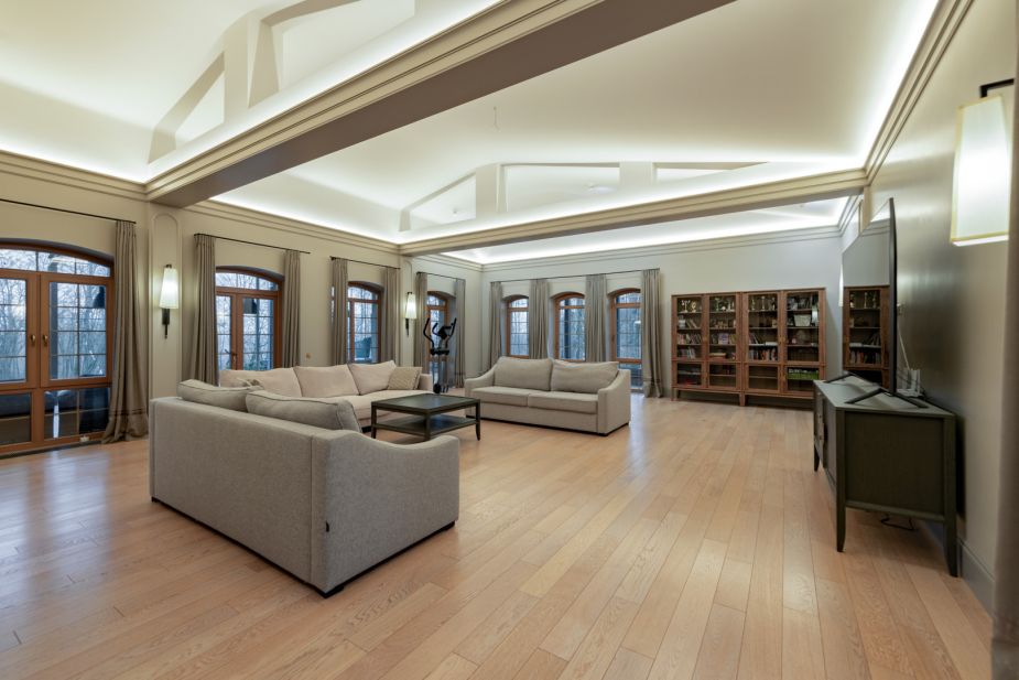 Дом с теннисным кортом в Пламя