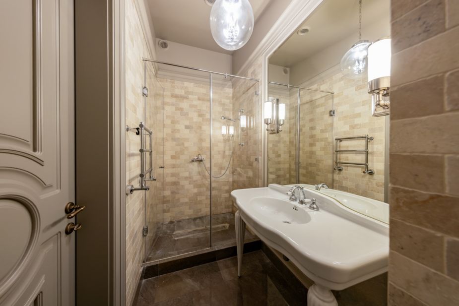 Дом с теннисным кортом в Пламя