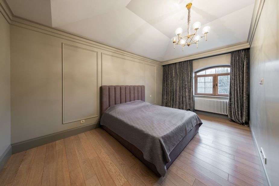 Дом с теннисным кортом в Пламя