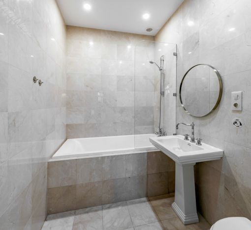 Дом с теннисным кортом в Пламя