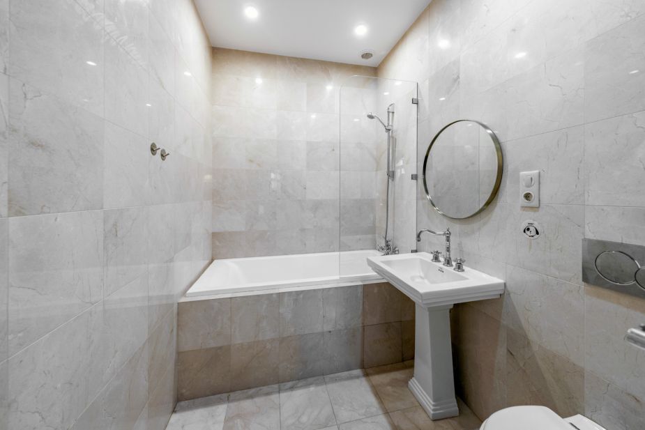 Дом с теннисным кортом в Пламя