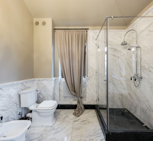 Дом с теннисным кортом в Пламя