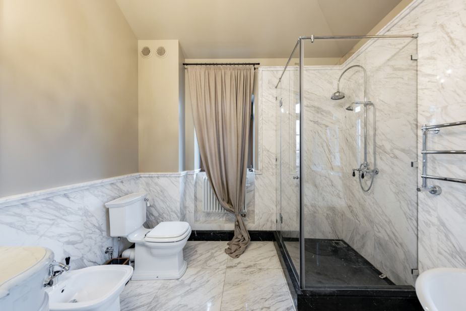 Дом с теннисным кортом в Пламя