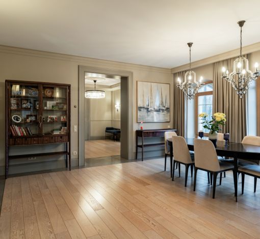 Дом с теннисным кортом в Пламя