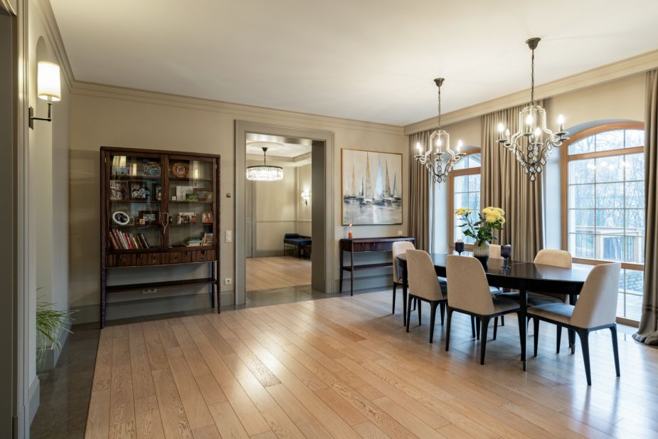 Дом с теннисным кортом в Пламя