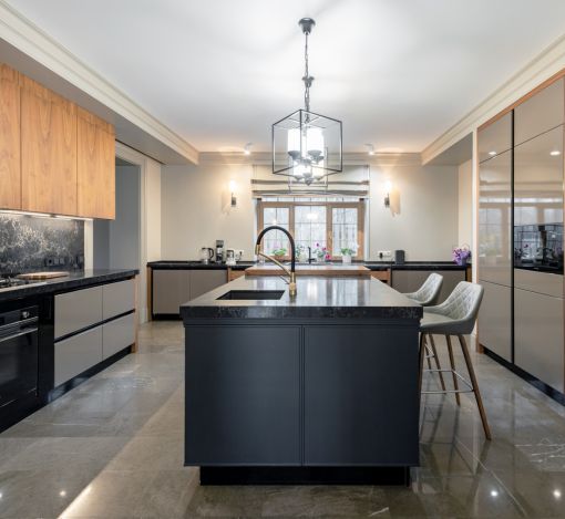 Дом с теннисным кортом в Пламя