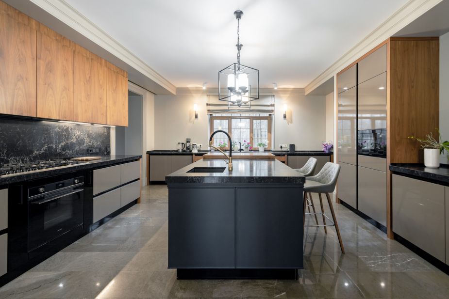 Дом с теннисным кортом в Пламя