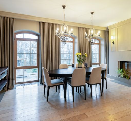 Дом с теннисным кортом в Пламя