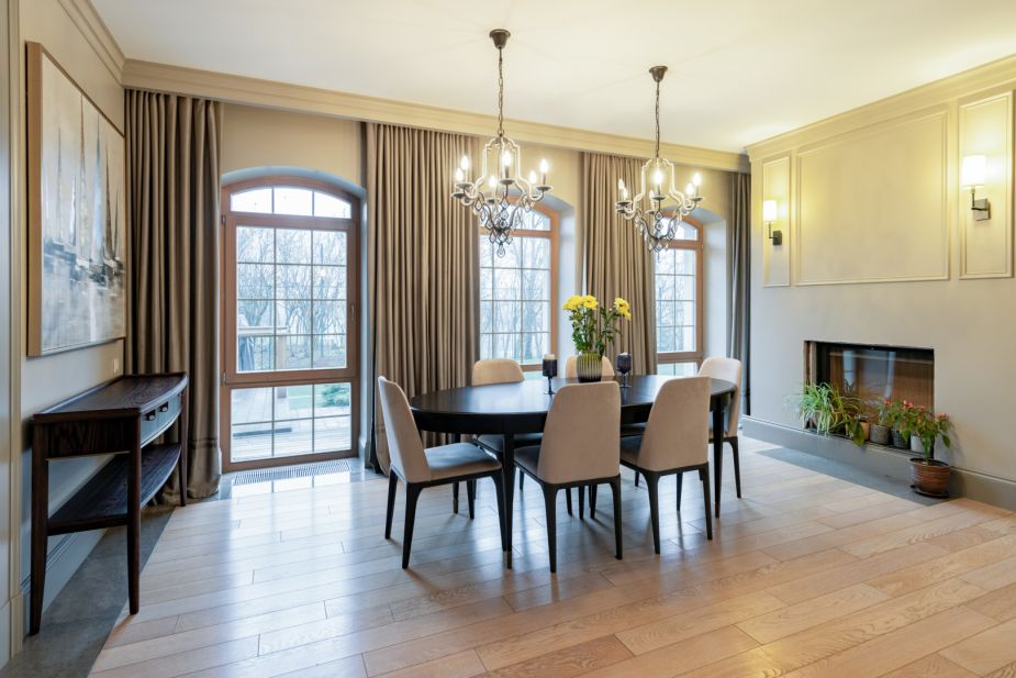 Дом с теннисным кортом в Пламя