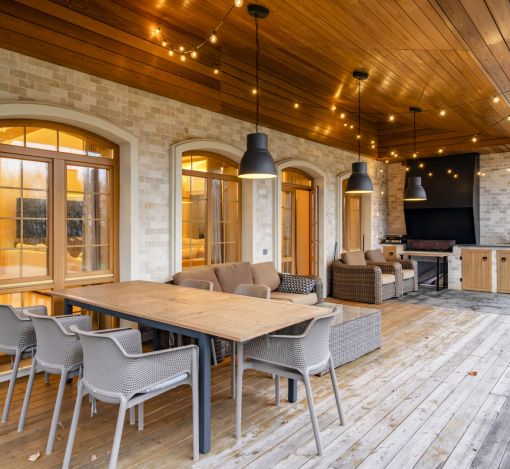 Дом с теннисным кортом в Пламя