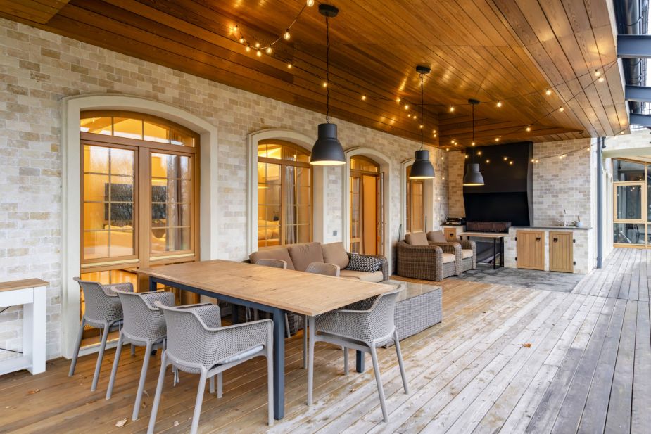 Дом с теннисным кортом в Пламя