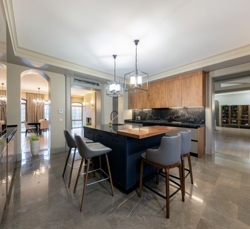 Дом с теннисным кортом в Пламя