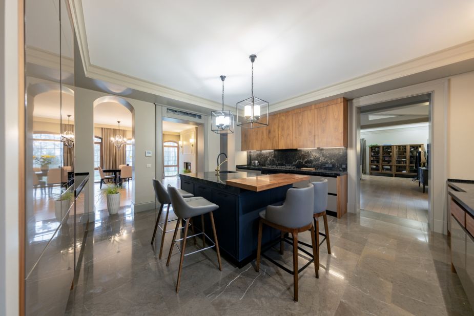 Дом с теннисным кортом в Пламя