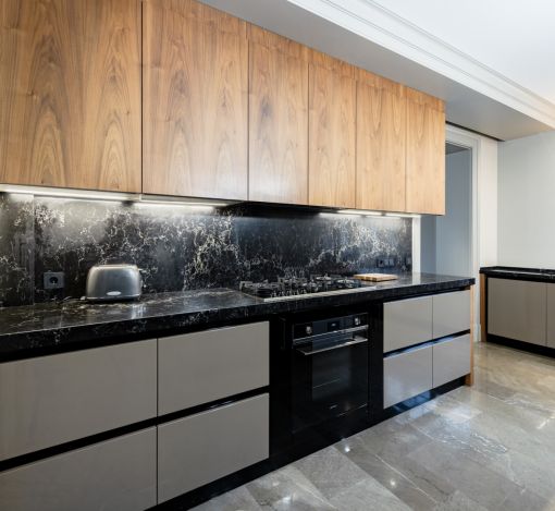 Дом с теннисным кортом в Пламя