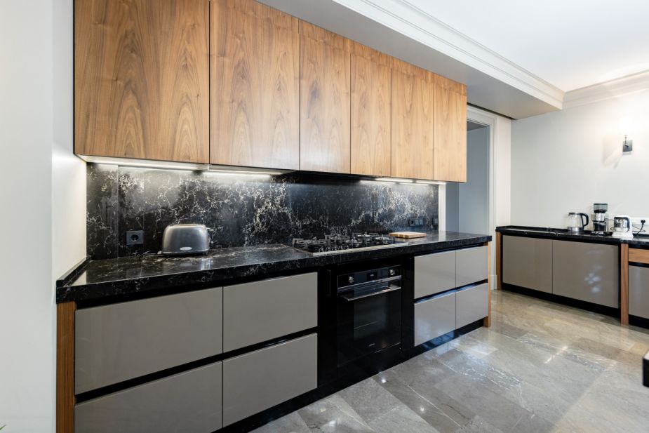 Дом с теннисным кортом в Пламя