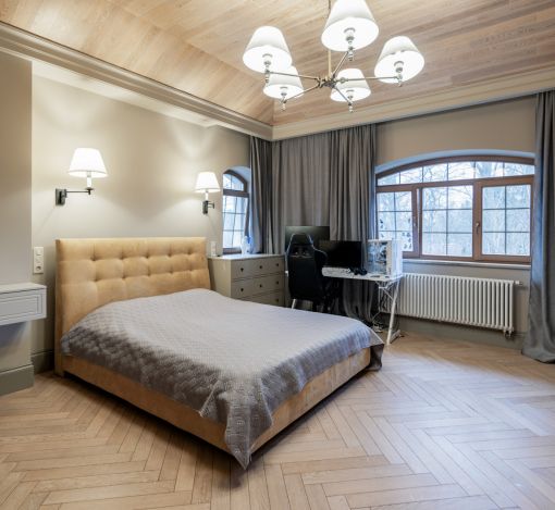 Дом с теннисным кортом в Пламя