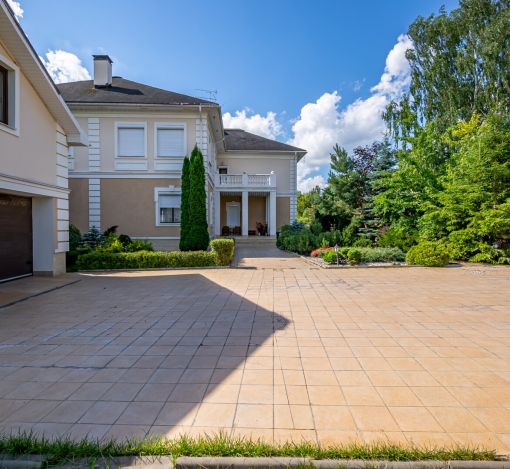 Классический дом в Славково