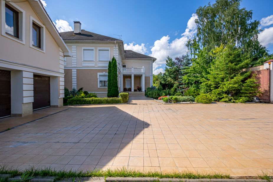 Классический дом в Славково