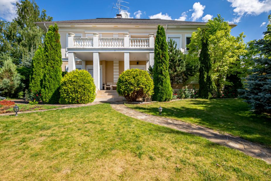 Классический дом в Славково