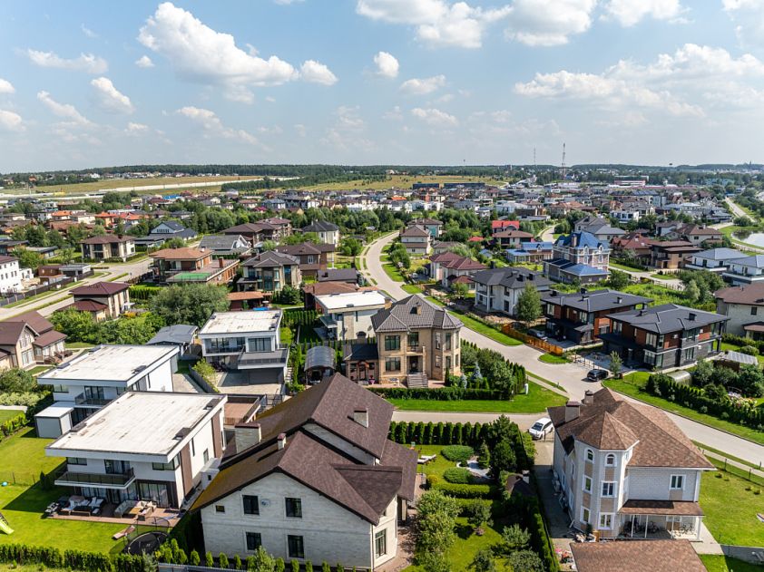 Дом у озера в КП Новорижский