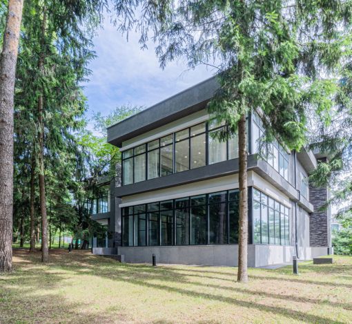 Дом с бассейном в Ренессанс парк