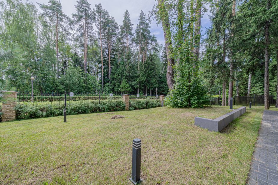 Дом с бассейном в Ренессанс парк