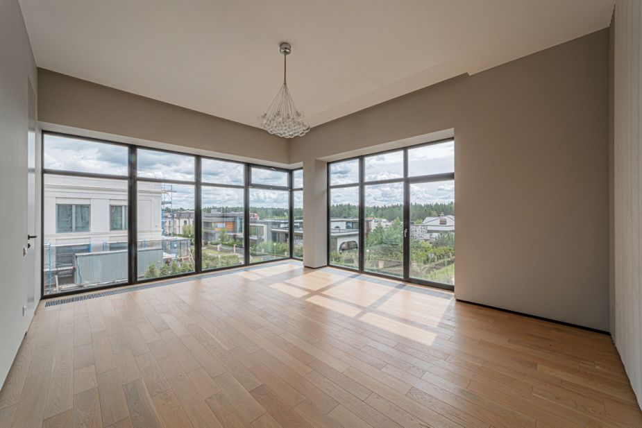 Дом с бассейном в Ренессанс парк