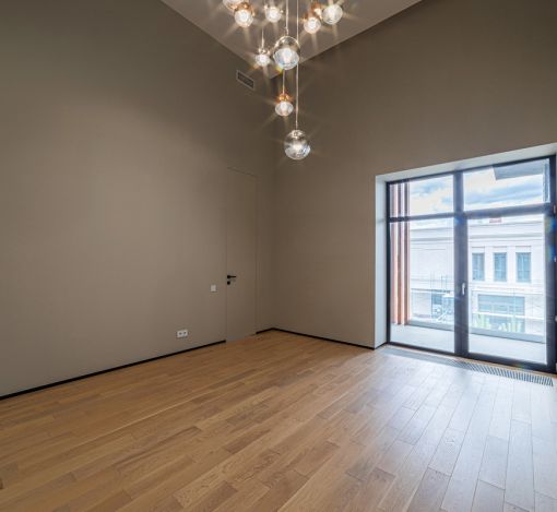 Дом с бассейном в Ренессанс парк