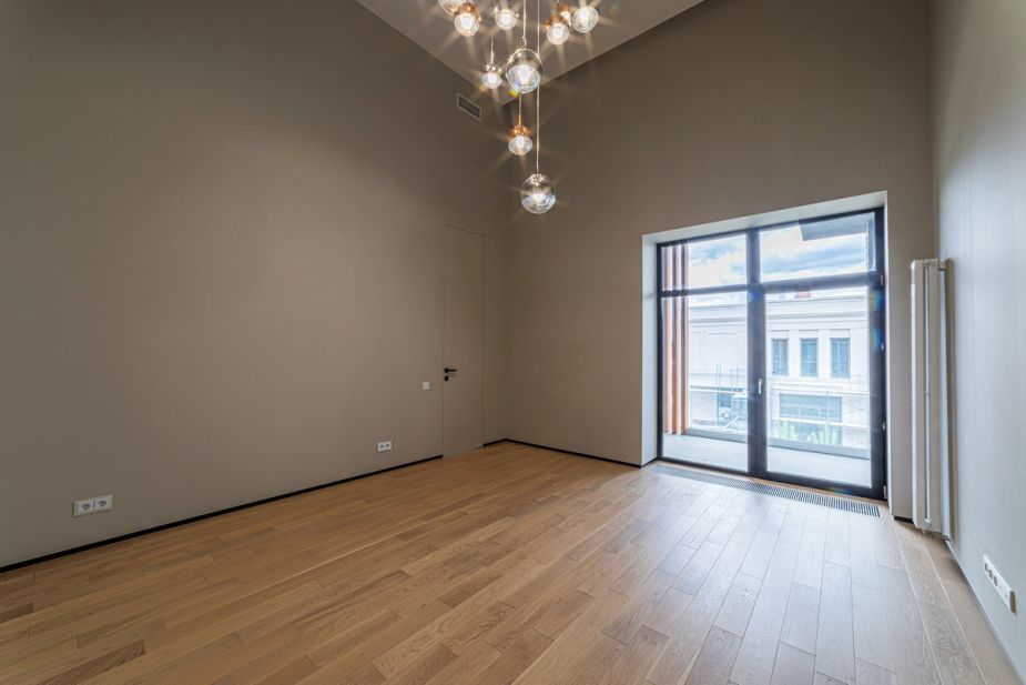 Дом с бассейном в Ренессанс парк