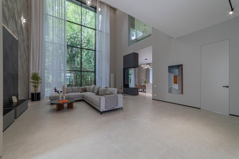 Дом с бассейном в Ренессанс парк