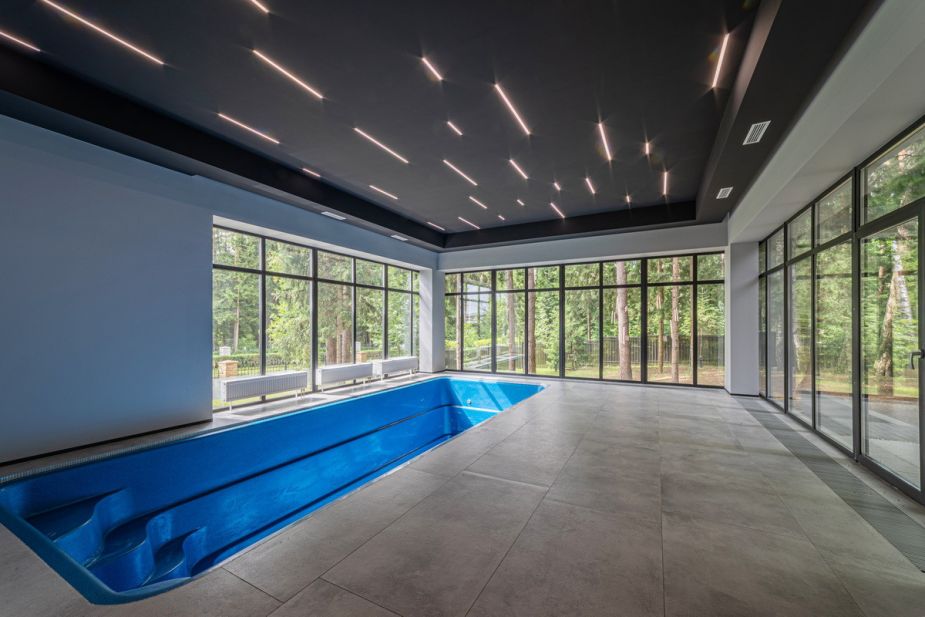 Дом с бассейном в Ренессанс парк