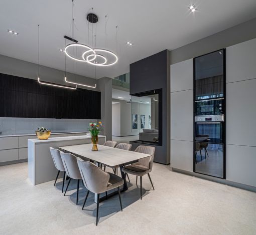 Дом с бассейном в Ренессанс парк