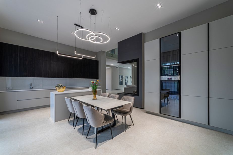 Дом с бассейном в Ренессанс парк