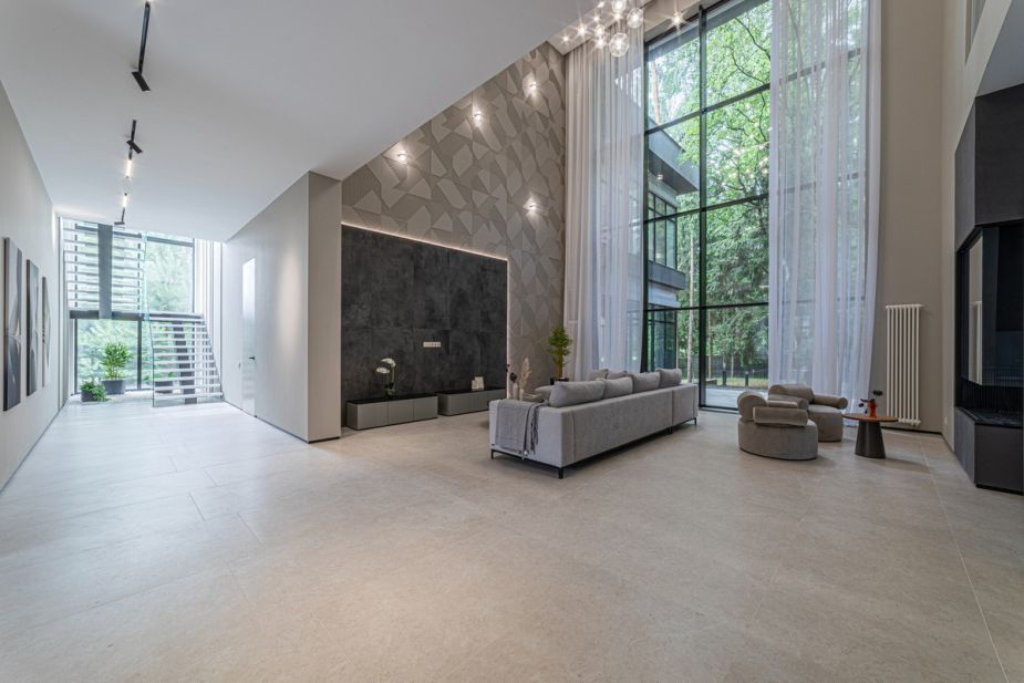 Дом с бассейном в Ренессанс парк