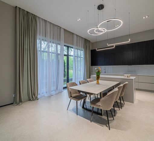 Дом с бассейном в Ренессанс парк