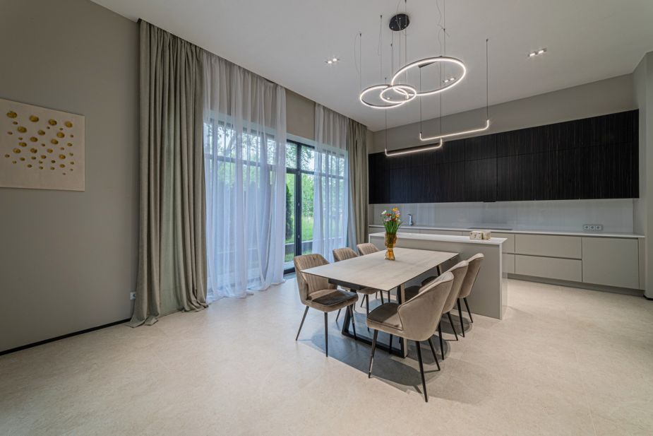 Дом с бассейном в Ренессанс парк