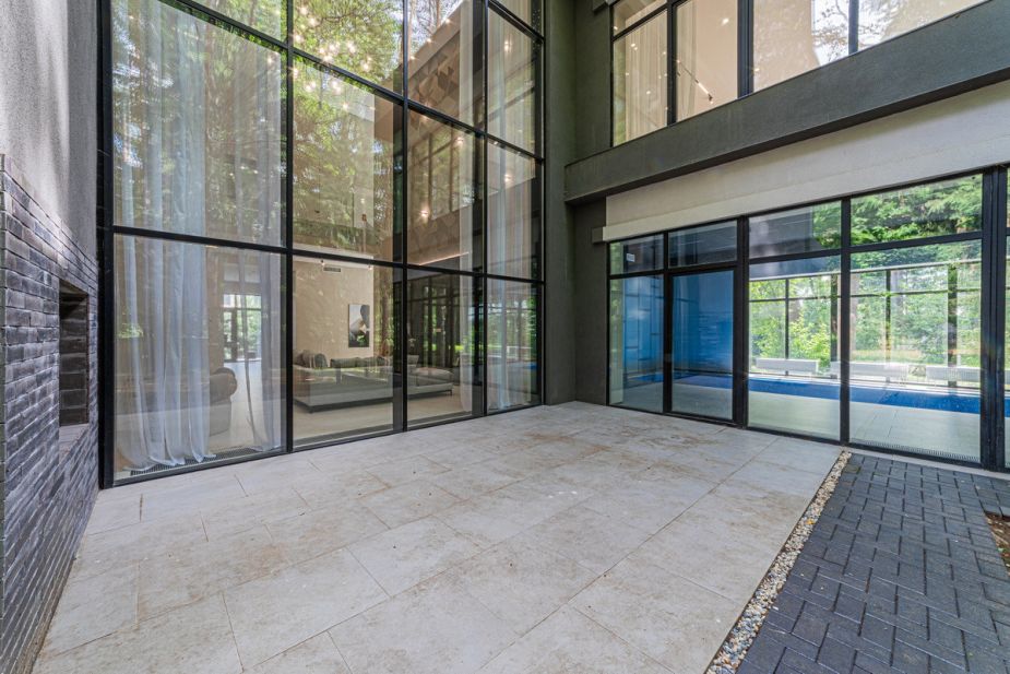 Дом с бассейном в Ренессанс парк