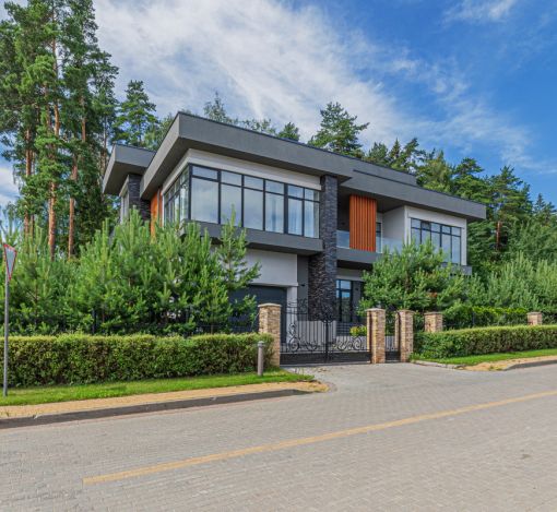 Дом с бассейном в Ренессанс парк