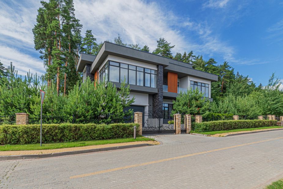 Дом с бассейном в Ренессанс парк