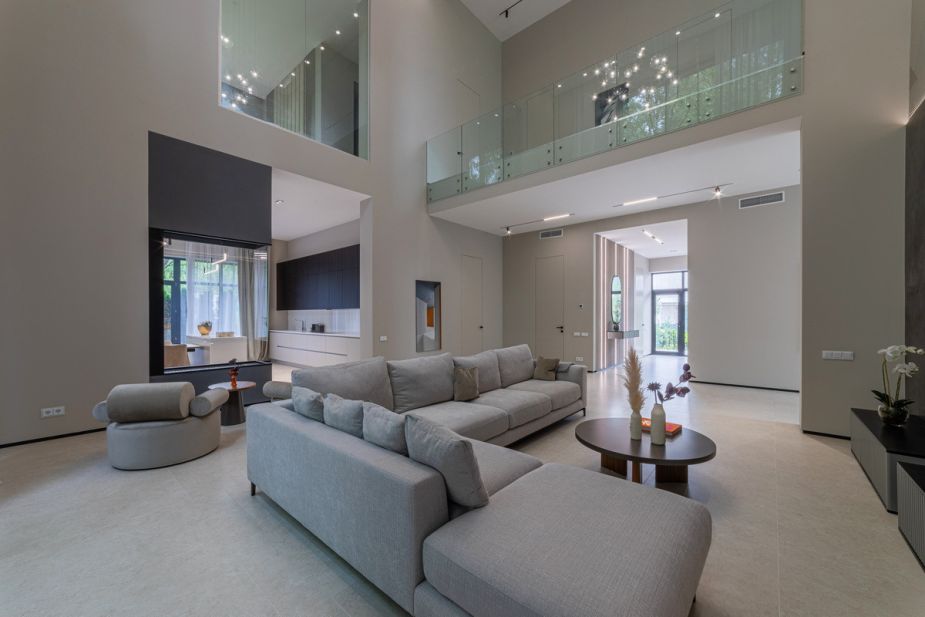 Дом с бассейном в Ренессанс парк